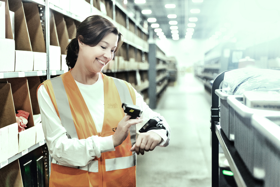 Ryder reverse logistics employee managing customer returns